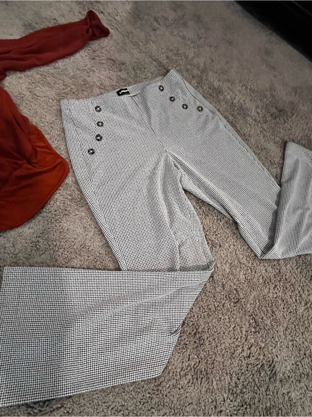 Women’s high-wasted houndstooth pants and bodysuit